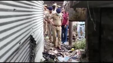 गाज़ीपुर: टैक्सी स्टैंड के पास सरकारी वकील के अहाते से पुलिस ने 7 माह से लापता युवक का शव कब्र से निकालकर बरामद किया