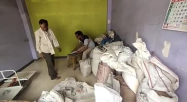 गुना नगर: कैंट रोड पर TIT कॉन्प्लेक्स के पास फुटकर व्यवसायी के पास मिला PDS का चावल, खाद्य विभाग के अधिकारियो ने की कार्यवाही