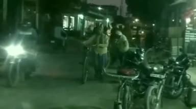 भदोही: शुक्रवार को पुलिस ने सुरक्षा को लेकर चौरी बाजार सहित विभिन्न स्थानों पर किया पैदल गस्त,लोगों दिलाया सुरक्षा का भरोसा