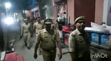 धौलाना: धौलाना कस्बे में नगर निकाय चुनाव को लेकर पुलिस ने क्षेत्र में शांति व्यवस्था कायम रखने के लिए किया फ्लैग मार्च ।
