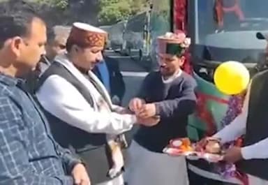 शिमला ग्रामीण: उप-मुख्यमंत्री मुकेश अग्निहोत्री ने कैथलीघाट से हिमाचल पथ परिवहन निगम की 11 नई वोल्वो बसों को हरी झंडी दिखाकर किया रवाना