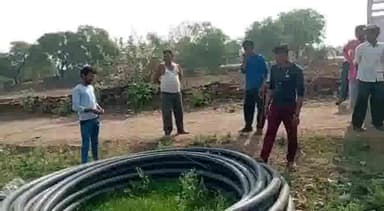 तेंदूखेड़ा: भाटखमरिया ग्राम के ग्रामवासियों ने पेयजल योजना की पाइपों से कॉपर वायर चोरी करते हुए चोरों को पकड़ा, पुलिस को दी सूचना