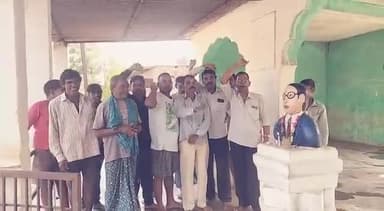 गृह ग्राम धुरकोट बस स्टैंड में स्थापित बाबा साहब डॉ. अम्बेडकर जी प्रतिमा पर माल्यार्पण कर जयंती मनाया गया।