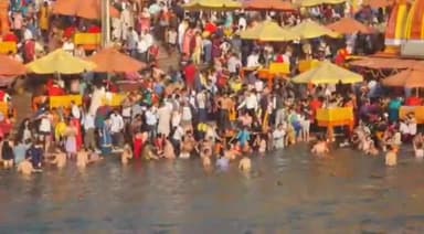 हरिद्वार: बैसाखी स्नान पर्व पर हर की पौड़ी गंगा घाटों पर सुबह से उमड़ी श्रद्धालुओं की भीड़, लगाई आस्था की डुबकी