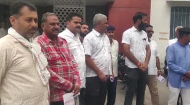 बड़गांव: सवीना में भू-माफियाओं द्वारा पहाड़ी की कटाई और देवस्थान को हटाने के विरोध में लोगों ने कलेक्ट्रेट में किया प्रदर्शन