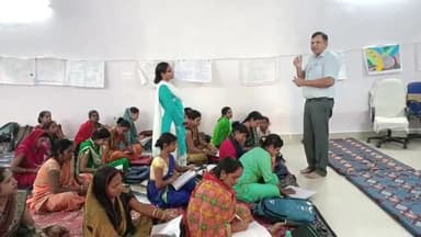 तिलहर: सखी समूह के तहत तिलहर शिक्षा केंद्र पर दो ब्लॉकों की 36 महिलाओं को दिया जा रहा है प्रशिक्षण