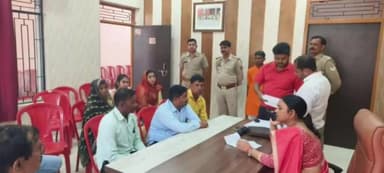 तिलहर: विधायक सलोना कुशवाहा ने अपने आवास पर लोगों की समस्याओं को सुनकर अधिकारियों को लगाई फटकार