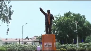 पटना ग्रामीण: डॉ भीमराव अम्बेडकर की जयंती के अवसर पर पटना हाई कोर्ट के समीप मुख्यमंत्री नितीश कुमार ने भावभीनी श्रद्धांजलि की अर्पित