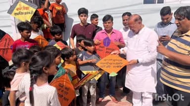 बीकानेर: हरिजन बस्ती में शिक्षा मंत्री डॉक्टर बी डी कल्ला ने सामाजिक कुरीतियों के विरुद्ध संदेश देती पतंगों का किया वितरण