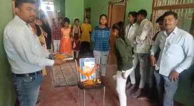 महुआ: डॉ अंबेडकर की 132वीं जयंती पर महुआ में लोगों ने उनके तैल चित्र पर श्रद्धा सुमन किए अर्पित