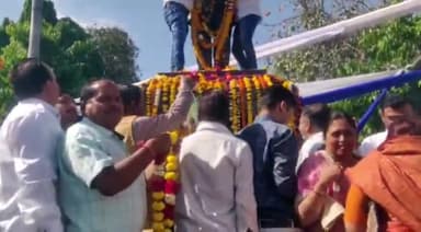 बड़गांव: अंबेडकर जयंती समारोह समिति ने कोर्ट चौराहे से निकाली शोभायात्रा, मनाई डॉ. भीमराव अंबेडकर की 133वीं जयंती