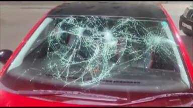 इंदौर: मालवामिल चोरहे पर एक कार ने मारी कई लोगो को टक्कर, एक्टिवा सवार माँ बेटे हुए गंभीर घायल,लोगो ने की कार में तोडफ़ोड़