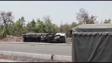 सिंगरौली: मोरवा मुख्य मार्ग पर ट्रेलर वाहन अनियंत्रित होकर के सड़क के किनारे पलटा, बाल-बाल बचा चालक