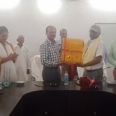 सोनपुर: सोनपुर के डीएसएलआर अखिलेश कुमार का हुआ नवादा स्थानांतरण, अनुमंडल कार्यालय में दी गई विदाई