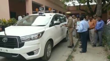 भदोही: शनिवार को मंडलायुक्त ने डीएम व एसपी के साथ इंद्र बहादुर नेशनल इंटर कॉलेज में स्ट्रांग रूम का किया निरीक्षण