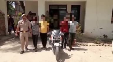 गाज़ियाबाद: थाना टीला मोड़ पुलिस ने कोयल एनक्लेव के पास से 4 लुटेरों को किया गिरफ्तार, कब्जे से 1 बाइक व लूट-चोरी के 15 मोबाइल जब्त