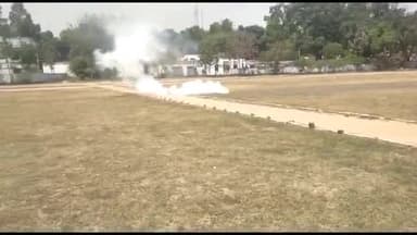 हमीरपुर: जिले में निकाय चुनाव में शांति व्यवस्था के दृष्टिगत पुलिस परेड मैदान में दंगा व बलवा नियंत्रण का किया गया अभ्यास