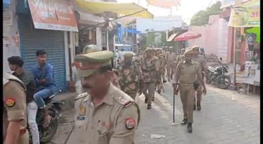 सवायजपुर: सीओ हेमंत उपाध्याय ने पाली में निकाय चुनाव के मद्देनजर पुलिस एवं पीएसी बल के साथ की फ्लैग मार्च