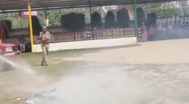 रायबरेली: प्रभु टाउन विद्यालय में अग्निशमन विभाग के कर्मियों द्वारा आग लगने पर बचाव के लिए छात्रों और शिक्षकों को किया गया जागरूक