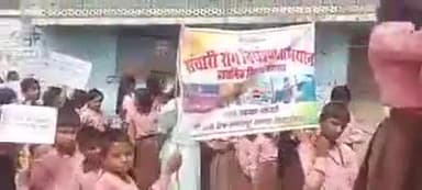 इटवा: प्राथमिक विद्यालय मंगराव के बच्चों ने  स्कूल चलो अभियान के तहत निकाली भव्य जागुरूकता रैली,बना आकर्षण का केंद्र