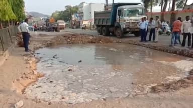 कांकेर: शहर में हो रहे सड़क चौड़ीकरण के दौरान कलेक्टर बंगला के पास फूटा पाइपलाइन, पीडब्ल्यूडी के सब इंजीनियर बरत रहे लापरवाही
