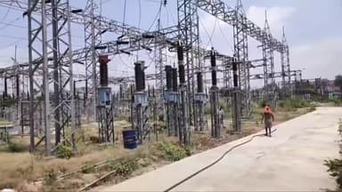 हज़ारीबाग: बढ़ती गर्मी में ग्रामीण इलाकों में आठ से नौ घंटे रोजाना कट रही बिजली।बिजली की कटौती से लोग परेशान