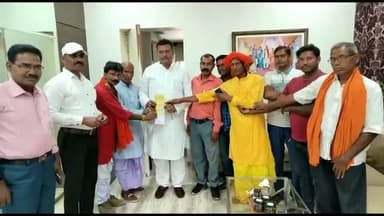 बरकागाँव: बड़कागांव के पंडरिया ग्राम वासियों ने सदर विधायक को  यज्ञ में किया आमंत्रित यज्ञ समिति को दिया विधायक ने दिया साधुवाद।