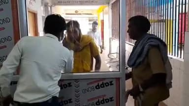 जमुई: शराब पीने के मामले में फरार चल रहे एक व्यक्ति ने जमुई कोर्ट में किया आत्मसमर्पण, मेडिकल जांच के लिए लाया गया सदर अस्पताल