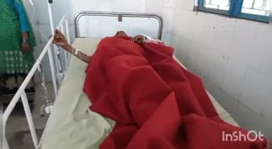 मुरादाबाद: मझोला क्षेत्र में सड़क हादसे में घायल हुए युवक को उपचार के लिए जिला अस्पताल में कराया गया भर्ती