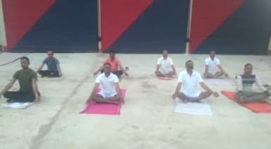 भभुआ: भभुआ फायर ब्रिगेड कार्यालय पर फायर ब्रिगेड के कर्मियों ने किया योगा