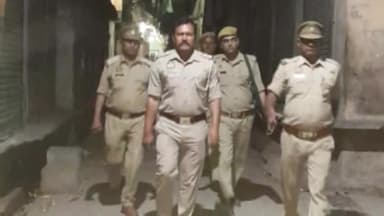 शामली: SP अभिषेक के आदेश पर रात को जिले के थानों की फोर्स ने किया गश्त, पैदल गश्त के साथ चलाया विशेष चेकिंग अभियान