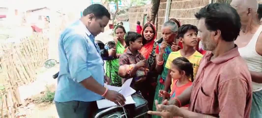 मुशहरी: #गायघाट प्रखण्ड के बरूआरी गांव मे सरकारी# जमीन# पर बसे युवक को मीला नोटिस 17 तारिख तक करना होगा खाली # ऐसे मे युवक मे #