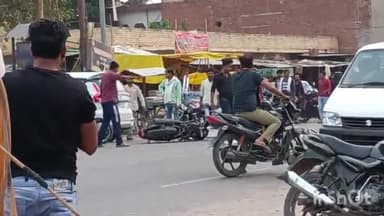 हमीरपुर: बेरी तिराहा में कार से टकराकर अनियंत्रित होकर सड़क के किनारे गिरा बाइक सवार, बाल-बाल बचा बाइक सवार