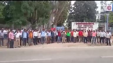 कांके: वेतन नहीं मिलने पर कैजुअल स्टाफ ने विरोध करते हुए एचईसी मुख्यालय को किया जाम