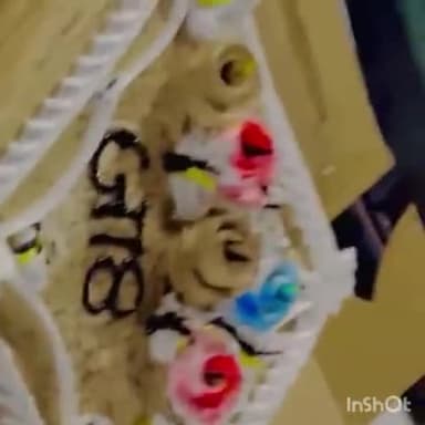 हापुड़: NH-9 स्थित गांव उपेड़ा के पास कार सवार रईस जादो ने कार के ऊपर केक काटकर मनाया जन्मदिन, स्टंट करते वीडियो वायरल।