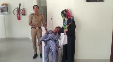 कानपुर: पुलिस कमिश्नर कार्यालय में पीड़ित महिला ने खाया जहरीला पदार्थ, आनन-फानन में महिला को पहुंचाया गया अस्पताल