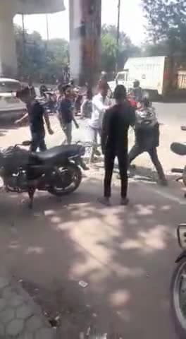 गाज़ियाबाद: मोहन नगर स्थित अर्थला मेट्रो स्टेशन पर डिलीवरी बॉय से मारपीट, वीडियो वायरल