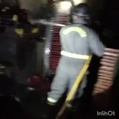 हापुड़: अर्जुन नगर स्थित टेंट के गोदाम में शॉर्ट सर्किट से लगी भीषण आग, दमकल कर्मियों ने पाया आग पर काबू