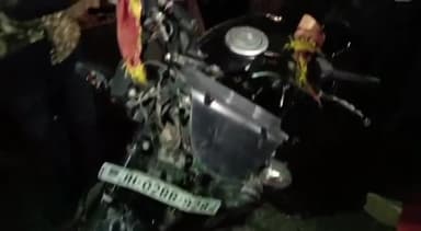 बगोदर: जीटी रोड अटका के पास ट्रक व बाइक में हुई टक्कर, एक युवक की मौत और दो घायल