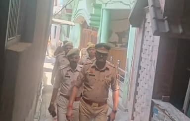 धौलाना: धौलाना कस्बे में शांति व्यवस्था कायम रखने के लिए धौलाना प्रभारी ने भारी पुलिस बल के साथ की पैदल गश्त