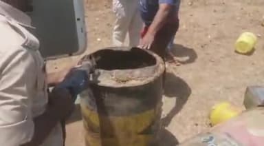 जमुई: सलैया गांव में उत्पाद विभाग की पुलिस ने छापेमारी कर 40 किलो जावा महुआ सहित 30 लीटर शराब को किया नष्ट