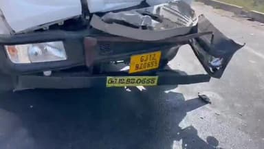 बड़गांव: बेकरिया थाना क्षेत्र में गुजरात-उदयपुर फोरलेन पर ट्रेलर और कार की हुई टक्कर, कार सवार पुलिसकर्मी सहित 7 लोग हुए घायल