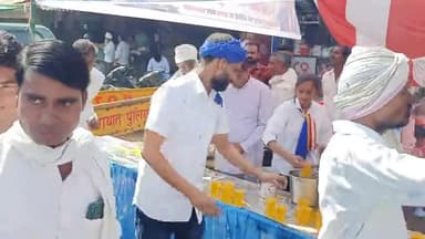 बाबासाहेब अंबेडकर जी के चल समारोह में पधारे सभी अतिथियों का स्वागत पुष्प वर्षा कर श्रीमती #ममता_कुशवाहा_जी ने किया