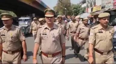 गाज़ियाबाद: गाजियाबाद पुलिस ने शहर में आगामी त्यौहार को लेकर निकाला फ्लैग मार्च