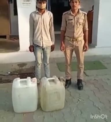 गढ़मुक्तेश्वर: पुलिस ने चेकिंग के दौरान शकरपुर तिराहे के पास एक अभियुक्त को किया गिरफ्तार, 50 लीटर अवैध कच्ची शराब बरामद