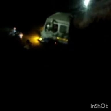 धौलाना: सपनावत नहर में पत्थर से भरा तेज रफ्तार ट्रक अनियंत्रित होकर गिरा, पुलिस मौके पर पहुंची