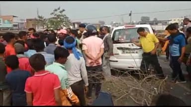 केवटी रनवे: खिरमा पथरा चौक के समीप महिला की इलाज के दौरान हुई मौत को लेकर ग्रामीणों ने एनएच 527बी को किया जाम