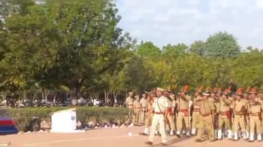 दौसा: पुलिस स्थापना दिवस पर पुलिस लाइन दोसा में आयोजित हुई परेड, उत्कृष्ट कार्य के लिए कॉन्स्टेबलों को किया गया सम्मानित