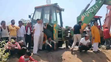 तेंदूखेड़ा: जबेरा बाईपास पर लोहे की पोल से लोड ट्रक अनियंत्रित होकर पलटा, हेल्पर ट्रक के नीचे दबा