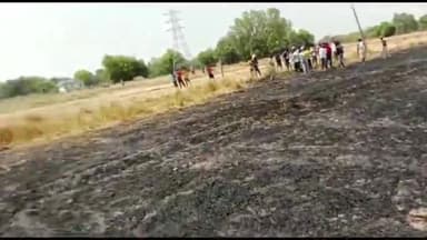 अमेठी: बन्दोईया गांव में शॉर्ट सर्किट से खेत मे लगी आग, दो किसानों के 3 बीघा गेहूं की फ़सल जलकर राख